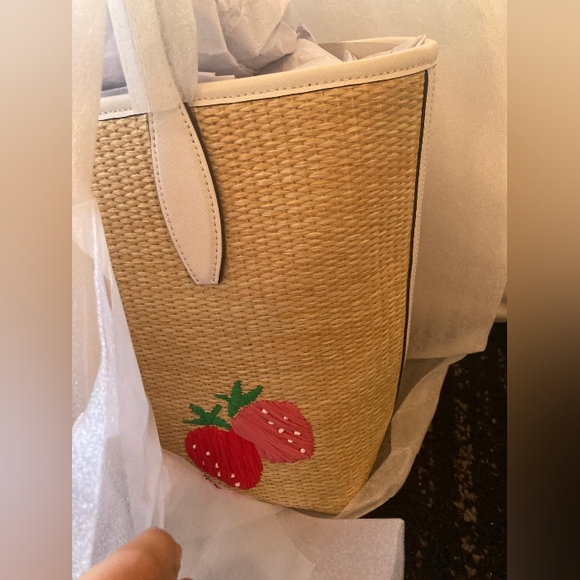 Kate Spade New York Picnic In The Park Small Natural Tote NWT Strawberry Purse - Picture 4 of 6